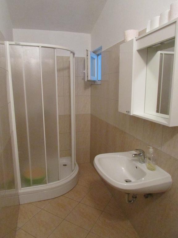 Apartmani I Sobe Grga Starigrad Paklenica Bilik gambar