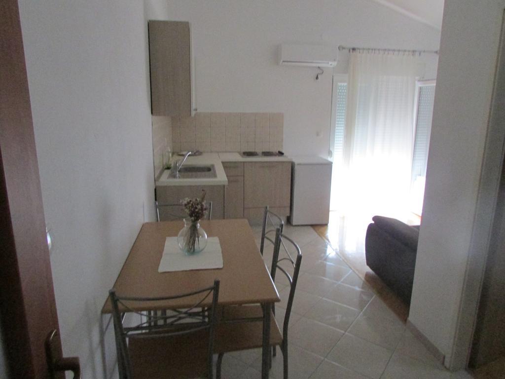 Apartmani I Sobe Grga Starigrad Paklenica Bilik gambar